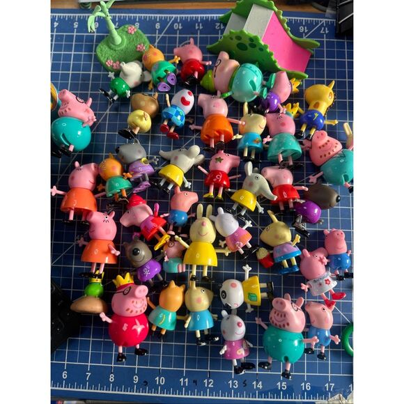 PEPPA PIG poseable figure and accessory bundle, 35+ pcs  23173 - Picture 1 of 1